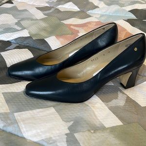 Navy Aigner Pumps *Taylor* 8M excellent condition
